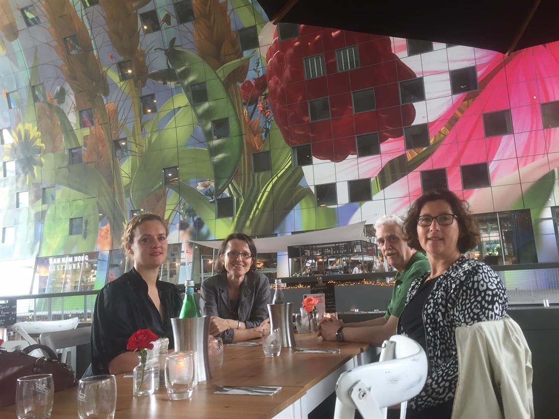 Rotterdam Mittagessen in der Markthalle mit den Gastgeberinnen der Hochschule Rotterdam.
von links nach rechts: Eva van Ginhoven, Monika Katz, Florian Boddin, Saskia Best.
